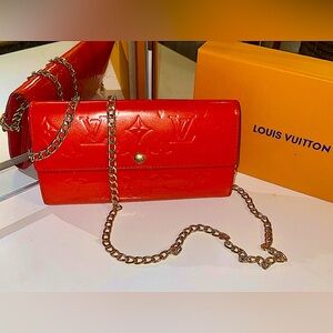 ♥️ Louis Vuitton Red Pomme D’amour Monogram Vernis Leather Sarah Wallet w Chain